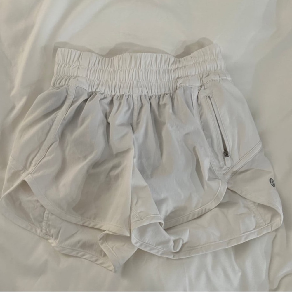 Barely worn
Color is white
Inseam 4” 
Size 2